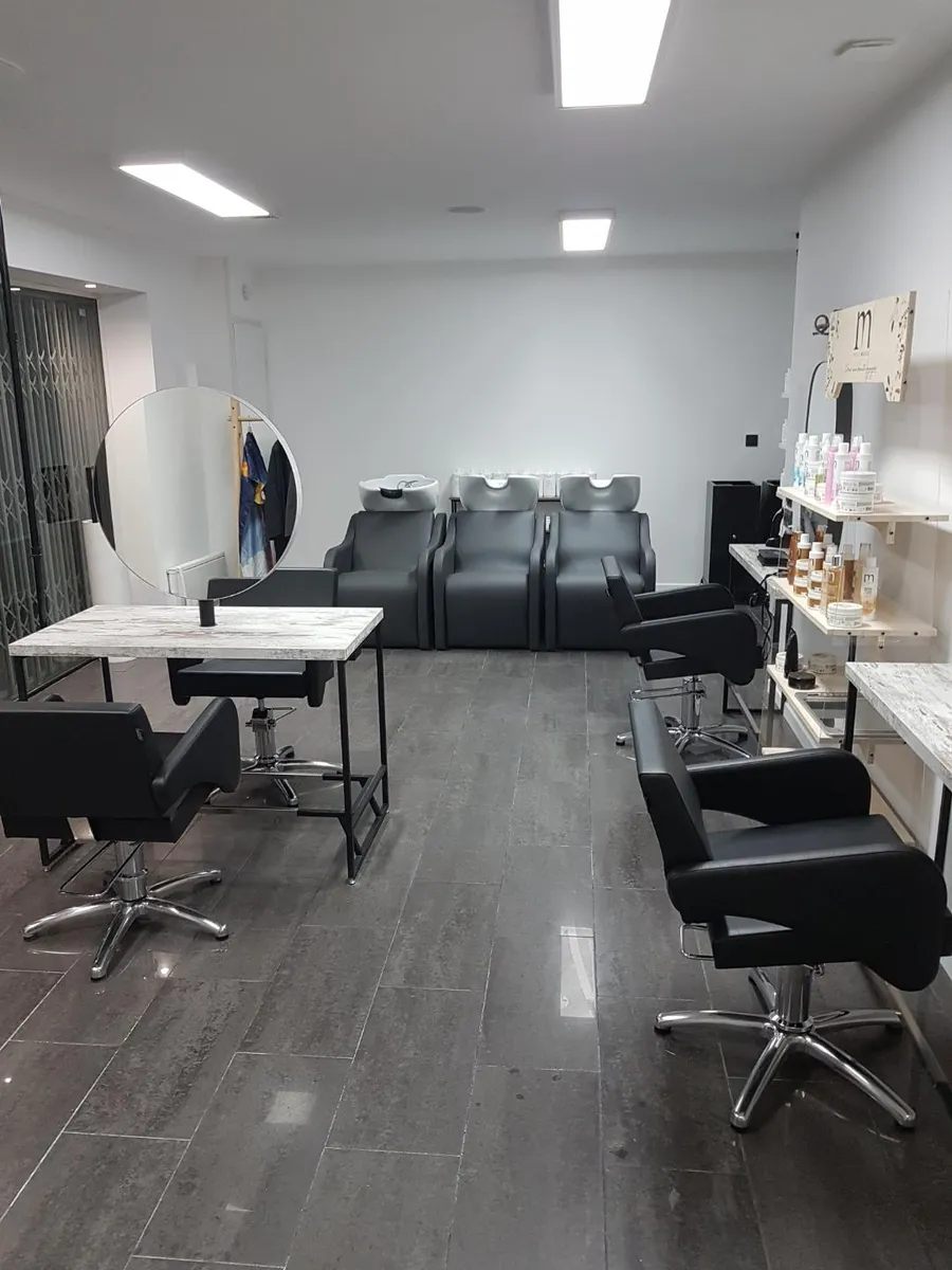 Bacs à shampoing et espace soin du Ô Salon, coiffeur à Dunkerque